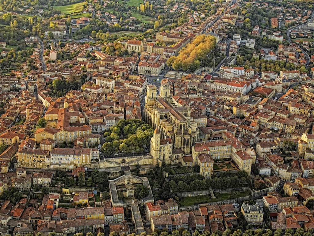 Cathédrale Sainte-Marie Auch Gers — VTC Tesla Model 3 SSINT depuis Toulouse, 80 km