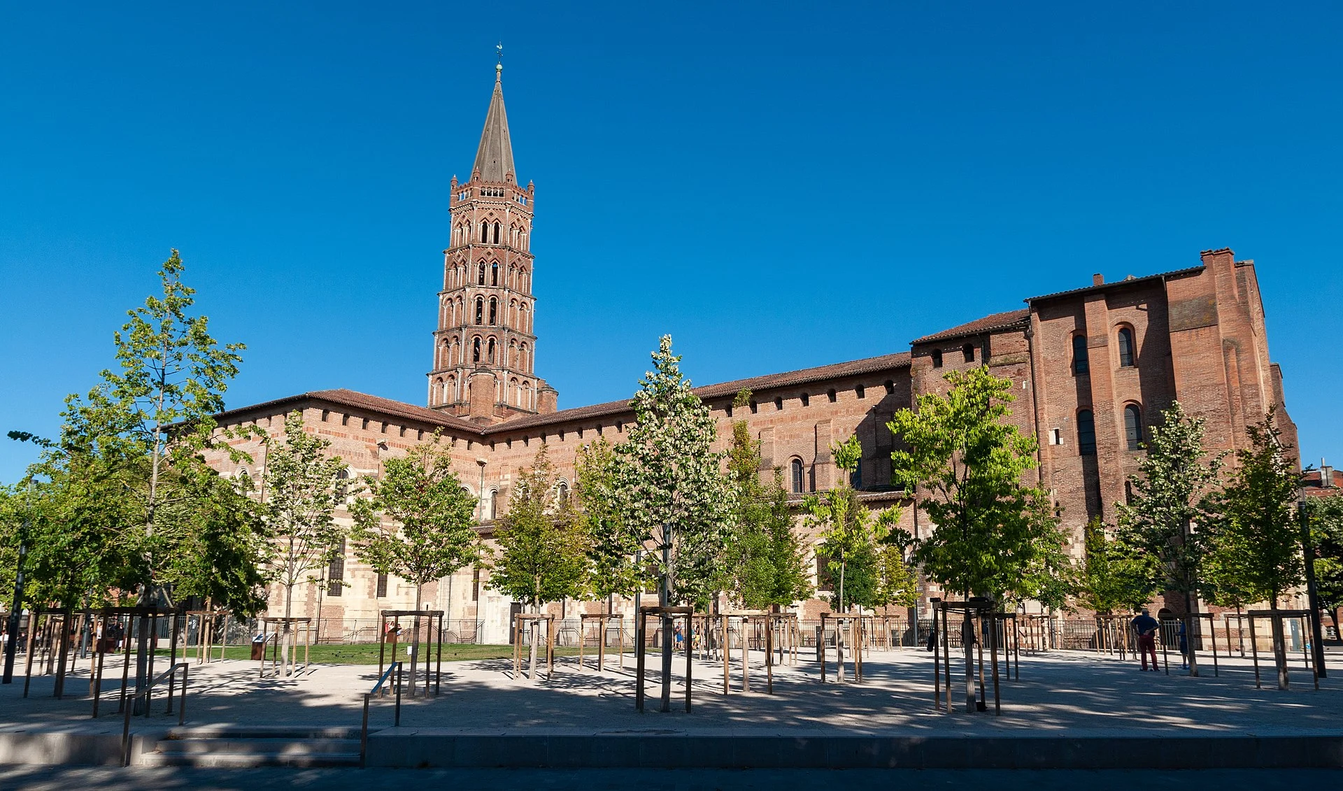 Basilique Saint-Sernin Toulouse UNESCO — VTC Tesla Model 3 SSINT, transfert pèlerins et touristes