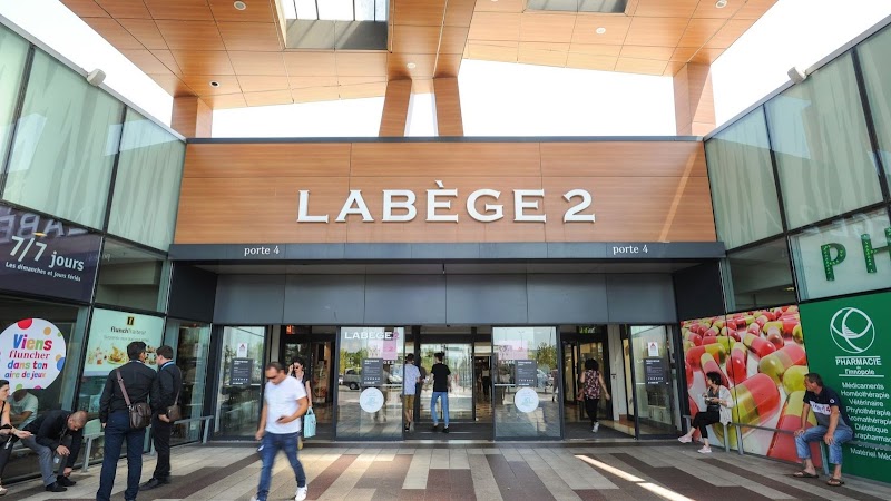 Centre commercial Labège zone commerciale est Toulouse — VTC Tesla Model 3 SSINT, grandes surfaces A61