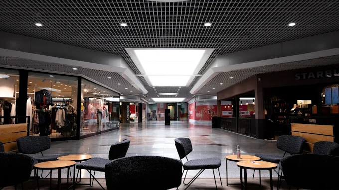 Centre commercial Saint-Orens-de-Gameville sud-est Toulouse — VTC Tesla Model 3 SSINT, Leclerc Décathlon