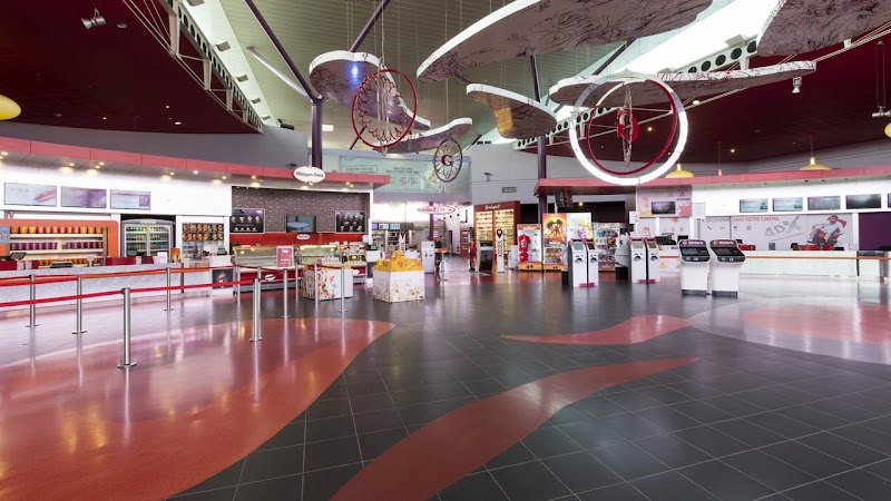 Cinéma Gaumont Labège multiplex est Toulouse — VTC Tesla Model 3 SSINT, retour soirée cinéma zone commerciale