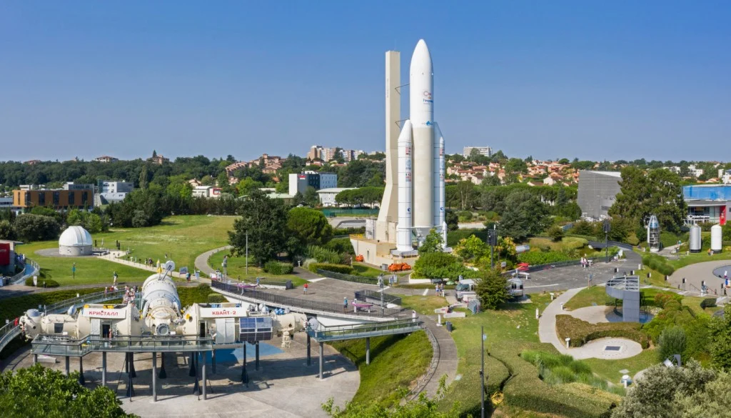 Cité de l'Espace Toulouse Ariane 5 Soyouz — VTC Tesla Model 3 SSINT, musée spatial familles groupes