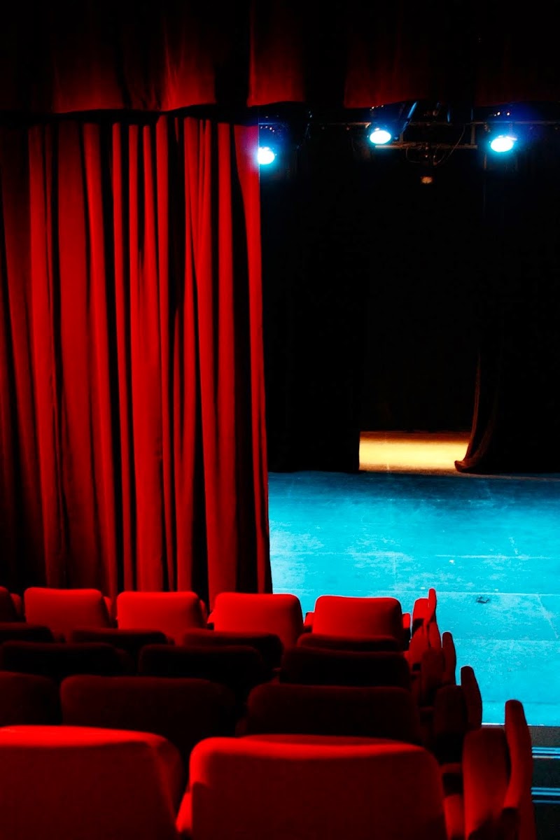 Grenier Théâtre Toulouse impasse de Gramont — VTC Tesla Model 3 SSINT, dépose soirée spectacle